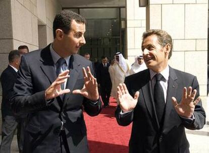 El presidente sirio, Bachar el Asad, habla con su homólogo francés, Nicolas Sarkozy, en Damasco.