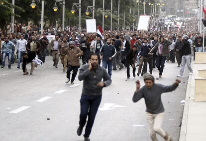 Miles de seguidores del presidente egipcio, Mohamed Mursi, y de los Hermanos Musulmanes, lanzan piedras a los seguidores de la oposición frente al palacio presidencial de El Cairo.