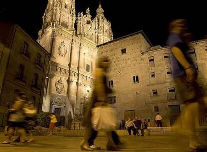 La plaza Anaya y la Casa de las Conchas de Salamanca.