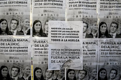 Carteles con un llamamiento a la huelga en el campus de Fuenlabrada de la Universidad Rey Juan Carlos.