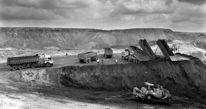 Retirada de lodos tóxicos producidos por la rotura de la presa de las minas de Aznalcóllar (Sevilla) en una mina abandonada, el 10 de agosto de 1998.