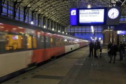 Un tren en la estación Hollands Spoor en La Haya (Holanda). EFE/Archivo