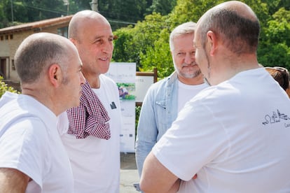 De izquierda a derecha, Ignacio Echapestro, Aitor Arregi, Pepe Vieira, Carlos Echapresto (de espalda), este martes en Daroca de Rioja (La Rioja). Imagen proporcionada por Cocinas de Pueblo.