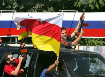 Ciudadanos de Tsjinvali celebran con disparos al aire el reconocimiento de su independencia por parte de Rusia.