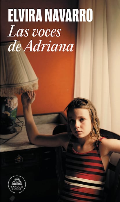 Portada del libro 'Las voces de Adriana', de Elvira Navarro. EDITORIAL RANDOM HOUSE