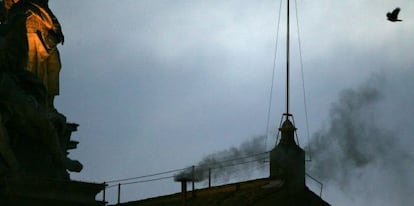 Fumata negra, en abril de 2005, durante el cónclave que acabó con la elección de Benedicto XVI.