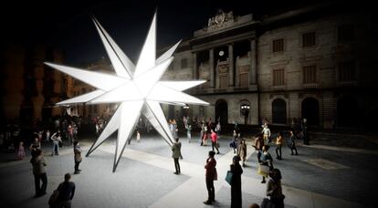 El belén de Sant Jaume de este 2024 se convierte en una estrella luminosa con espectáculos de luz y música en las fachadas de la Generalitat y el Ayuntamiento de Barcelona. En la imagen, una recreación virtual.