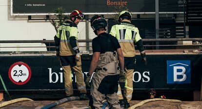 Bomberos de la diputación de Salamanca participan en la búsqueda de desaparecidos en el centro comercial Bonaire.