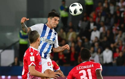 Víctor Guzmán remata el balón en la jugada de gol.