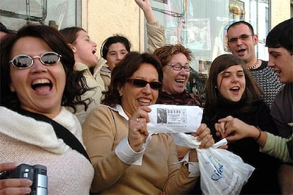 Esta vez la lotería no tocó en Sort, pero sí en Cataluña, en la localidad barcelonesa de Sant Pol de Mar, donde la administración número 1 vendió el número agraciado con el primer premio a través de décimos sueltos, por lo que está muy repartido. Un millar de personas se ha congregado frente a la administración, donde no ha faltado el cava y las muestras habituales de alegría ya que quien no ha sido agraciado tiene un familiar al que le ha tocado.