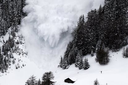 Una avalancha de nieve avanza por una ladera después de que expertos en avalanchas del Instituto WSL de Nieve y de la Avalanche Research SLF provocasen una explosión dentro de un experimento para el estudio del fenómeno, cerca de Sion, (Suiza).