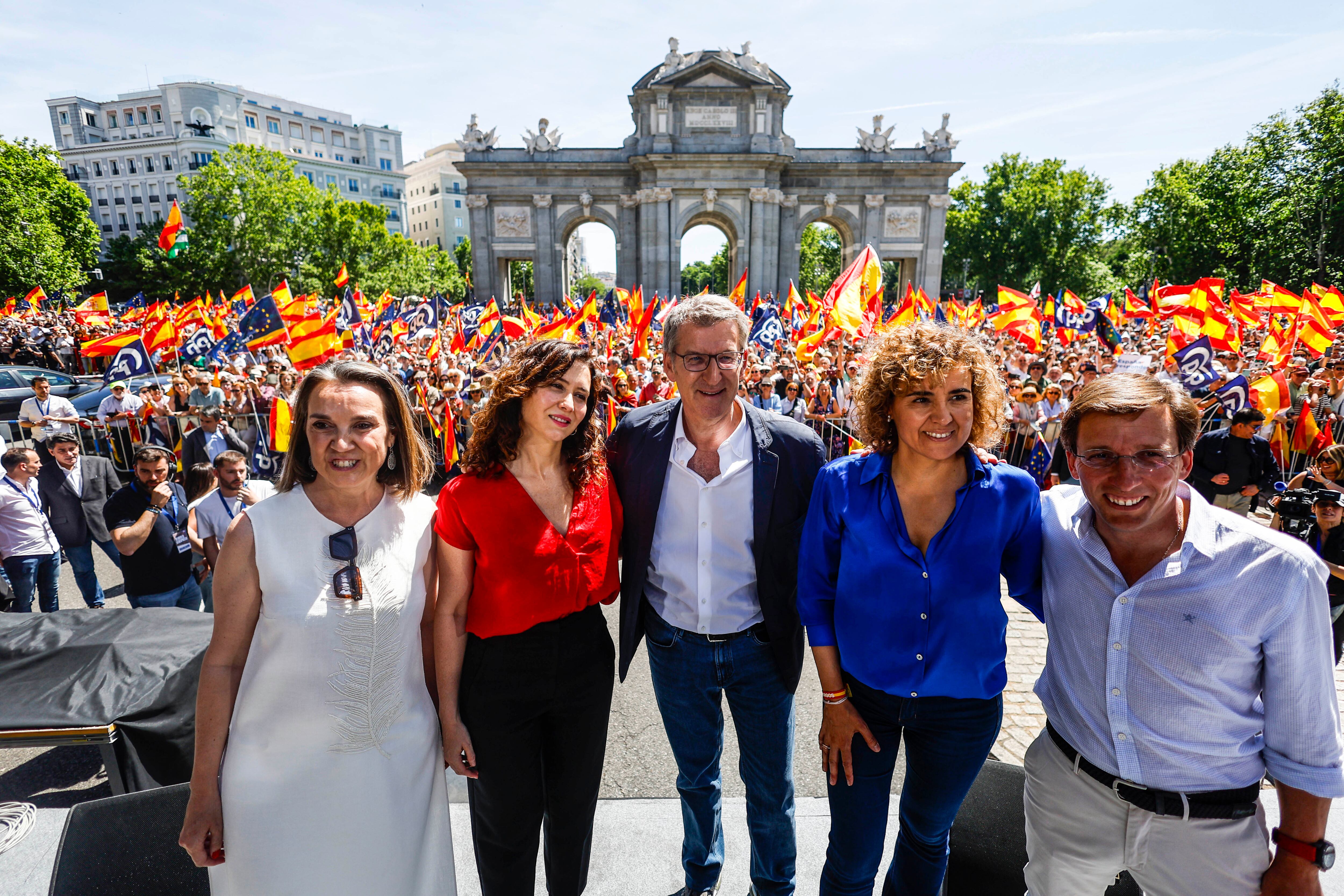 Desde la izquierda, Cuca Gamarra, portavoz del PP en el Congreso de los Diputados; Isabel Díaz Ayuso, presidenta de la Comunidad de Madrid; Alberto Núñez Feijóo, líder del PP; Dolors Montserrat, candidata del partido a las elecciones europeas, y José Luis Martínez-Almeida, alcalde de la capital.