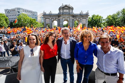 Desde la izquierda, Cuca Gamarra, portavoz del PP en el Congreso de los Diputados; Isabel Díaz Ayuso, presidenta de la Comunidad de Madrid; Alberto Núñez Feijóo, líder del PP; Dolors Montserrat, candidata del partido a las elecciones europeas, y José Luis Martínez-Almeida, alcalde de la capital.