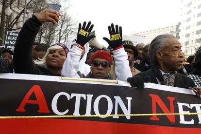 El reverendo Al Sharpton, líder por los derechos civiles, encabezando la manifestación. En el centro de la foto, Lesley McSpadden, la madre de Michael Brown