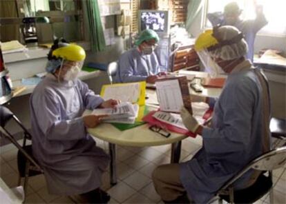 Médicos con máscaras protectoras contra la neumonía, ayer en un hospital .