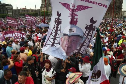 Desde temprano, miles de seguidores del presidente Andrés Manuel López Obrador comenzaron a reunirse en el Zócalo de Ciudad de México para conmemorar el 85 aniversario de la expropiación petrolera. En la imagen, un cartel con un fotomontaje de López Obrador junto a dos torres petroleras.