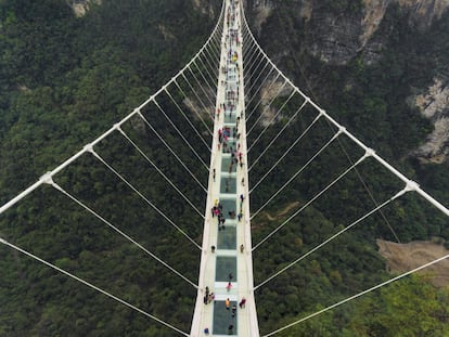 Se trata de una de las últimas grandes obras de ingeniería del siglo XXI: una pasarela de cristal de 488 metros de longitud <a href="https://elpais.com/tecnologia/2016/05/31/actualidad/1464698061_112950.html" target="_blank">(la más larga del mundo)</a> suspendida a 218 metros de altura. Inaugurada en 2016 en la provincia china de Hebei, al noreste del gigante asiático, cruzarla obliga a vencer el vértigo incluso a quienes no lo padecen: da la sensación de estar caminando sobre el aire, entre dos acantilados del parque natural de Hongyagu. La plataforma de 1.077 placas de vidrio de cuatro centímetros de grosor cuelga de una estructura reforzada por 12 cables de vanadio, tiene un peso de 126 toneladas y es perfectamente segura. Incluso está diseñada a prueba de terremotos de hasta magnitud 6 en la escala Richter y de huracanes de categoría 5.