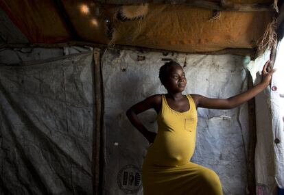 Mirlande Senado, de 17 años, está embaraza de ocho meses. Se encuentra en el pequeño refugio improvisado en un campamento para personas desplazadas en Cite Soleil. Huérfana desde hace años, no tiene familia que la proteja o ayude. Por eso, dice, ha tenido que prostituirse para sobrevivir.