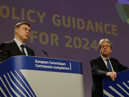 El vicepresidente de la Comisión Europea, Valdis Dombrovskis, y el comisario de Economía, Paolo Gentiloni.