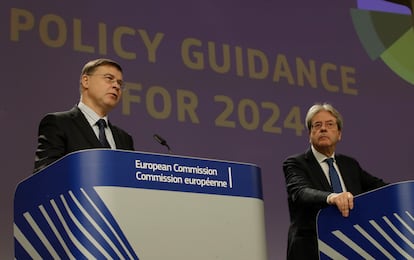 El vicepresidente ejecutivo de la Comisión Europea, Valdis Dombrovskis, y el comisario de Economía y Finanzas, Paolo Gentiloni.