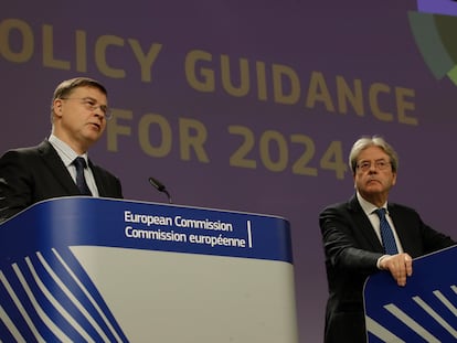 El vicepresidente ejecutivo de la Comisión Europea, Valdis Dombrovskis, y el comisario de Economía y Finanzas, Paolo Gentiloni.