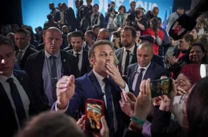 El presidente francés Emmanuel Macron saluda a sus seguidores tras el cierre de las urnas, en París.