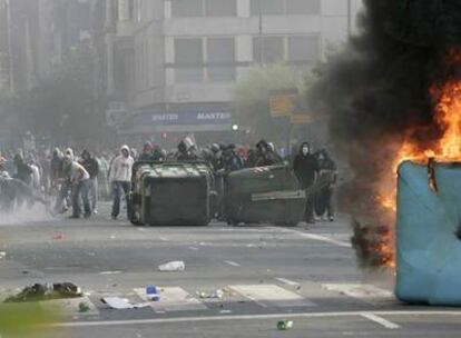 Simpatizantes de la izquierda abertzale colocan contenedores de basura a modo de barricadas en sus enfrentamientos con la policía vasca.