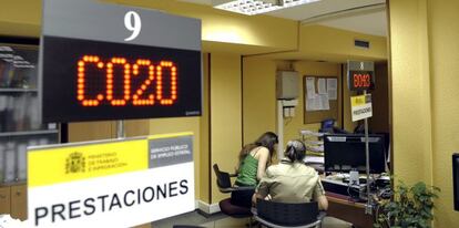 Fotograf&iacute;a tomada en el interior de una oficina de empleo de Valladolid