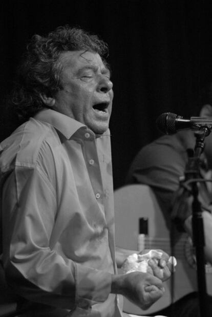 Juan Moneo <i>El Torta</i>, durante una actuación en Casa Patas (Madrid).