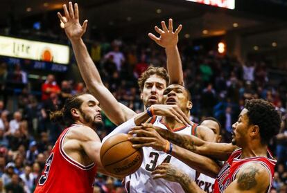 Noah, Pau Gasol y Rose rodean a Antetokounmpo.