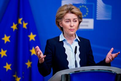La presidenta de la Comisión Europea, durante su intervención sobre el coronavirus, esta tarde, en Bruselas.