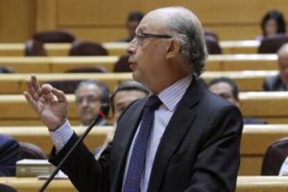 El ministro de Hacienda y Administraciones Públicas, Cristóbal Montoro, durante su intervención en la sesión de control al Gobierno celebrada esta tarde en el pleno del Senado.