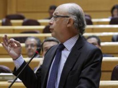 El ministro de Hacienda y Administraciones Públicas, Cristóbal Montoro, durante su intervención en la sesión de control al Gobierno celebrada esta tarde en el pleno del Senado.