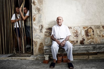 Natalio Regacho, antiguo alcalde de Olmeda de la Cuesta, en la puerta de su casa.