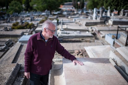 Javier Bandrés mostraba, la semana pasada en el cementerio de La Almudena de Madrid, la tumba de Mercedes Roca, diseñada por Juan Ramón Jiménez con una lápida rosa y agujeros laterales para que asomase la hiedra.