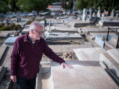 Javier Bandrés mostraba, la semana pasada en el cementerio de La Almudena de Madrid, la tumba de Mercedes Roca, diseñada por Juan Ramón Jiménez con una lápida rosa y agujeros laterales para que asomase la hiedra.