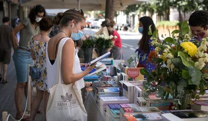 Parada de llibres i roses davant de la llibreria La Impossible, a Barcelona.