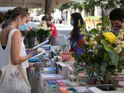 Parada de llibres i roses davant de la llibreria La Impossible, a Barcelona.