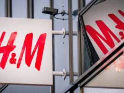 Logotipo de una tienda de la cadena de moda sueca Hennes and Mauritz (H&M).