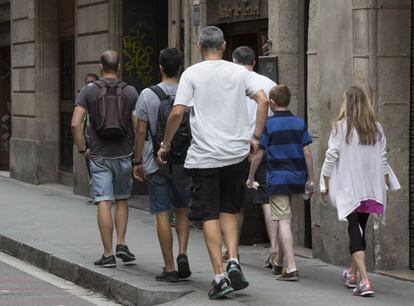 Turistas pasean por la Rambla después del tiroteo de este martes.
