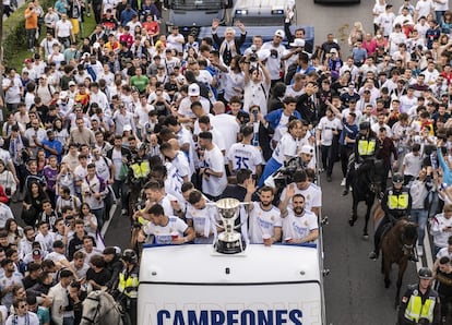 Autobús del Real Madrid con los jugadores a su paso por el Paseo de la CastellanA, bajo el puente de Rubén Darío.