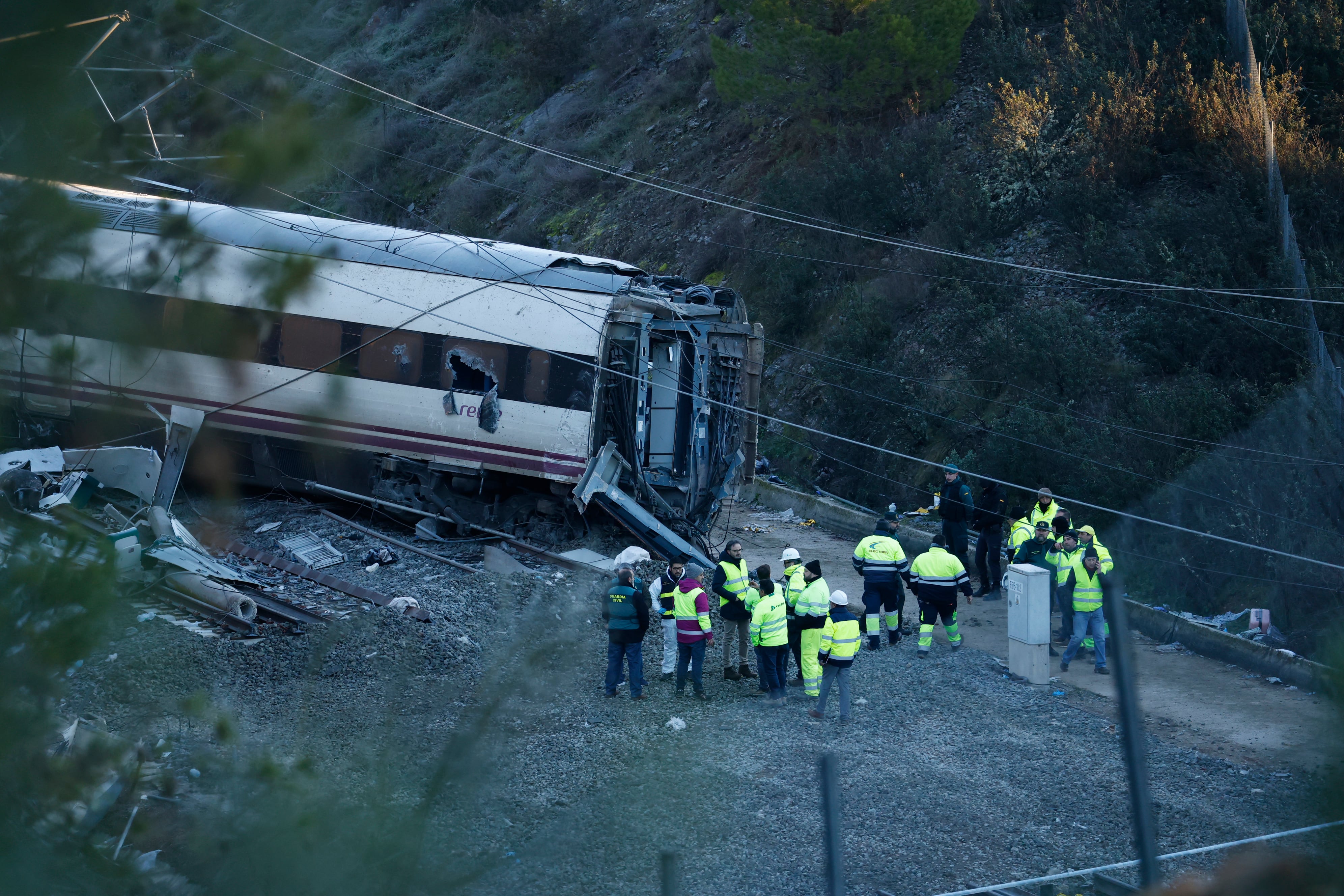 La gran prioridad del operativo de rescate: levantar los vagones para recuperar los últimos cadáveres