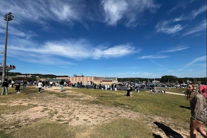 Estudiantes son evacuados tras el tiroteo de este miércoles en Winder, Georgia (EE UU).