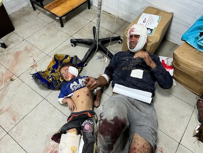 Un hombre y un niño yacen heridos en el suelo del hospital Indonesio, el pasado sábado.