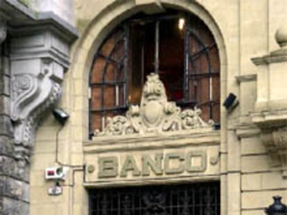 Oficina del Banco Guipuzcoano, en la Avenida de la Libertad de San Sebastián, frente a donde se desactivó esta madrugada un paquete explosivo.