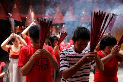 Um grupo de devotos reza durante a celebração do Ano Novo chinês, em um templo de Yakarta (Indonésia).