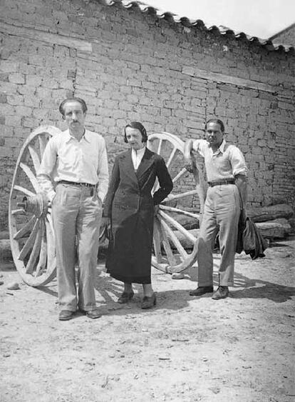 María Zambrano y Luis Cernuda (a su izquierda), en Alcolea de Tajo, Toledo, el 11 de abril de 1935.