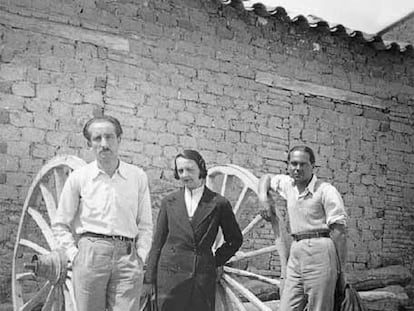 María Zambrano y Luis Cernuda (a su izquierda), en Alcolea de Tajo, Toledo, el 11 de abril de 1935.