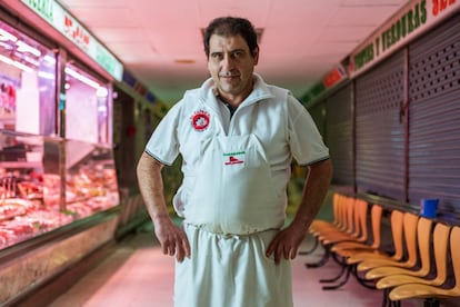 Ángel Delgado, 51 años carnicero en el mercado de la Elipa
