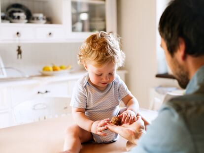 Experts suggest introducing peanut in the form of smooth peanut butter.